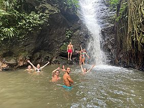 Sophie, volontaire de l'ICYE, près d'une cascade avec des ami.e.s au Costa Rica 2023