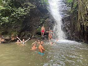 ICYE-Freiwillige Sophie beim Wasserfall mit Freunden in Costa Rica 2023