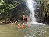 ICYE-Freiwillige Sophie beim Wasserfall mit Freunden in Costa Rica 2023