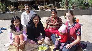 Freiwillige mit Gastfamilie in Nepal