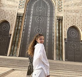 Lia, volontaire de l'ICYE, devant une mosquée au Maroc