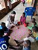 ICYE-Freiwillige Louise in Tansania im Kreis von Kindern mit einer Behinderung