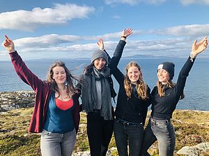 Gruppe von Freiwilligen in Irland mit ICYE Schweiz